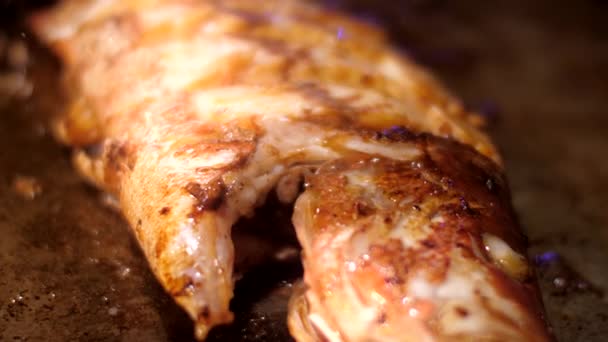 Pescado con corteza crujiente dorada y dientes afilados patatas fritas en la sartén — Vídeo de stock