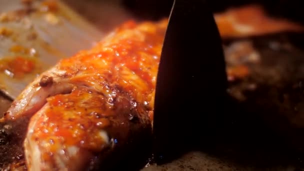 Досвідчений місцевий кухар обертається над рибою з солодким соусом манго — стокове відео