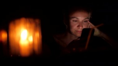 koyu kahverengi gözlü bayan telefon ile dışında oturur