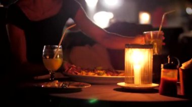 bayan akşam yemeği ile kafe masaya portakal suyu cam koyar