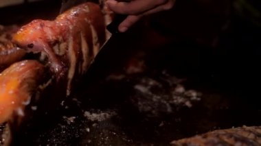 aşçı gümüş spatula ile lezzetli kızarmış balık üzerinde döner