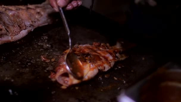 Cozinha derrama molho doce tradicional com manga em peixe frito — Vídeo de Stock