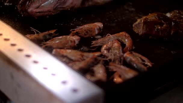 Camarões com crosta dourada fritada em azeite na frigideira grande — Vídeo de Stock