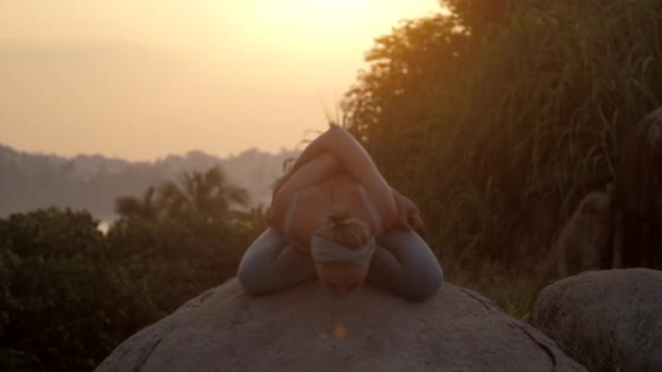 Femme ne verrouillé pose de lotus avec flexion au ralenti — Video