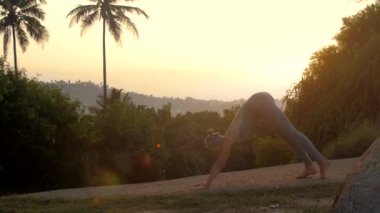 yoga öğretmeni adho mukha shvanasana yavaş hareket duruyor