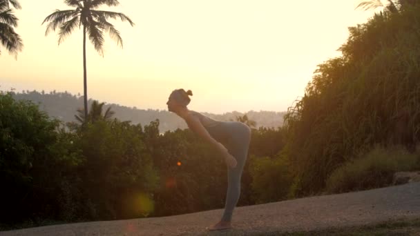 Chica hace surya namaskara yoga en bosque pista cámara lenta — Vídeos de Stock