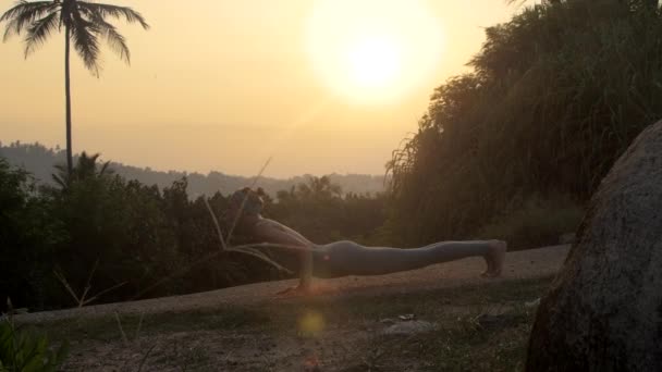 Vrouw doet Surya is yoga op track Slow Motion — Stockvideo