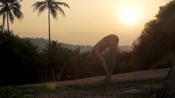 Professeur de yoga montre le mouvement lent complexe de salutation du soleil — Video