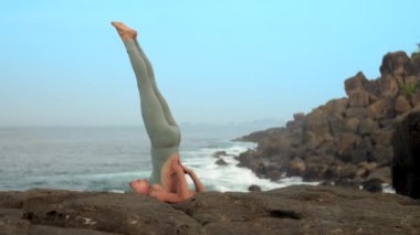 kadın değiştirmek düz taş yavaş hareket halasana poz