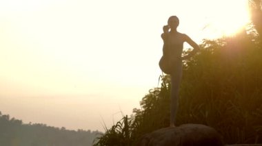 kız rock yavaş hareket utthita hastapadangusth asana gösterir