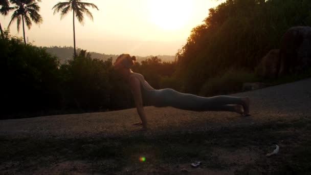 Mujer cambia urdhva a adho mukha shvanasana cámara lenta — Vídeo de stock