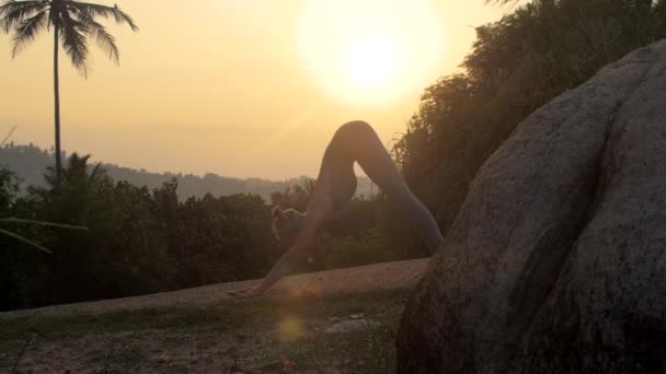 Praticien de yoga change la salutation au soleil pose au ralenti — Video