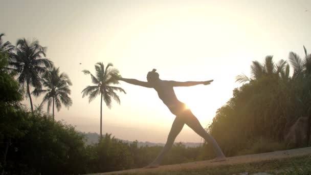 Utövare hamnar i kretsade kring triangel pose slow motion — Stockvideo