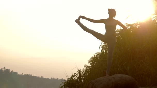 Senhora sai de utthita hastapadangusth asana câmera lenta — Vídeo de Stock