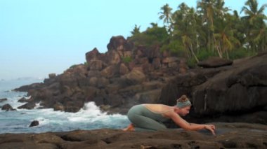 esnek bayan büyük düz taş yavaş hareket balasana yok