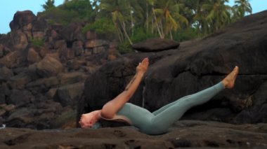ince kadın düz kaya yavaş hareket matsyasana çıkar