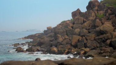 antik taşlar ve berrak dalgalar yavaş hareket ile okyanus kıyısı