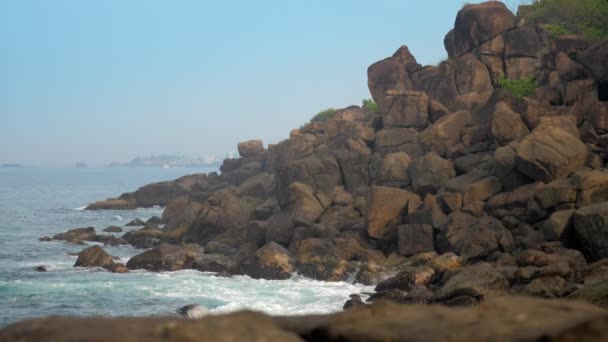 岩石海岸和滚动波对蓝天慢动作 — 图库视频影像