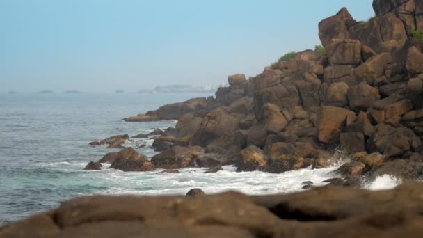 Paisaje con mar y acantilados empinados en la costa cámara lenta — Vídeos de Stock