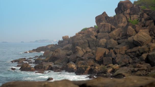Costa do mar selvagem com enormes pedras velhas e plantas em câmera lenta — Vídeo de Stock