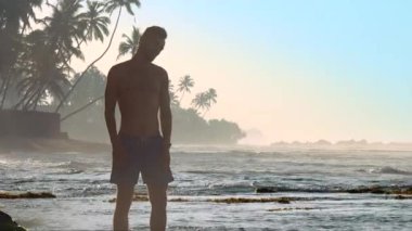 şort siluet kaslı adam yavaş egzersiz yok