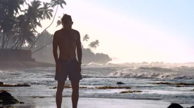 şort siluet güçlü adam sabah boyun uzanır