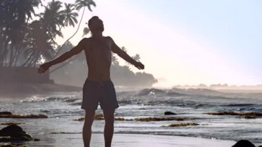 yakışıklı kaslı adam ellerini kaldırır ve bip sesi yle nefes