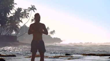 şort siluet profesyonel jimnastikçi elleri uzanır