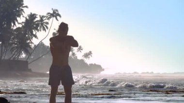 güçlü sporcu meditasyon standları yavaş hareket poz