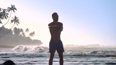 profesyonel jimnastikçi siluet elleri ve sırt uzanır