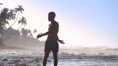 kas atlet siluet egzersiz yaparken el sıkışıyor