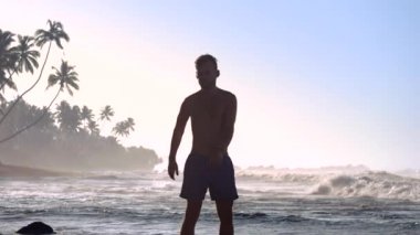 şort siluet egzersizleri profesyonel jimnastikçi yavaş