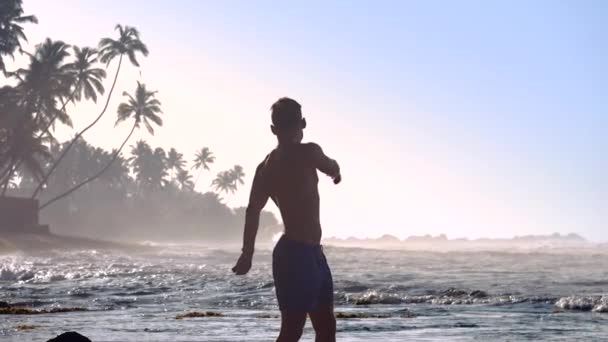 Silhueta cara bonito faz exercício contra o oceano infinito — Vídeo de Stock