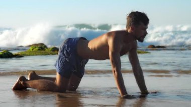 kas sakallı adam sığ suda uzanan yoga yok