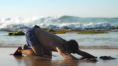 mavi şort kas jimnastikçi plajda yoga uygulamaları