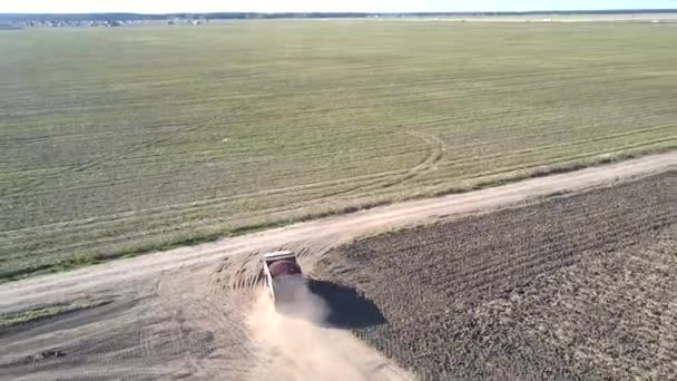 Camión de vista aérea con patatas se convierte en carretera ancha — Vídeo de stock