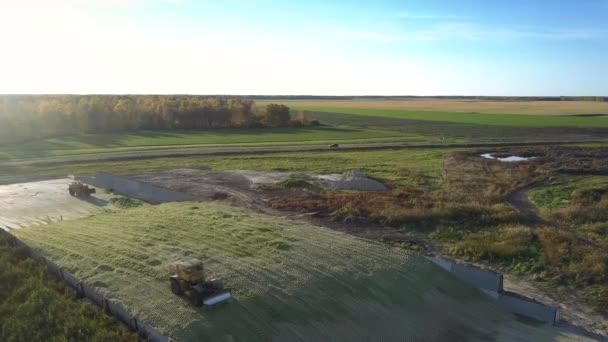Bovenste aanzicht kuil rammen machines aanstampen silo pit per boerderij — Stockvideo