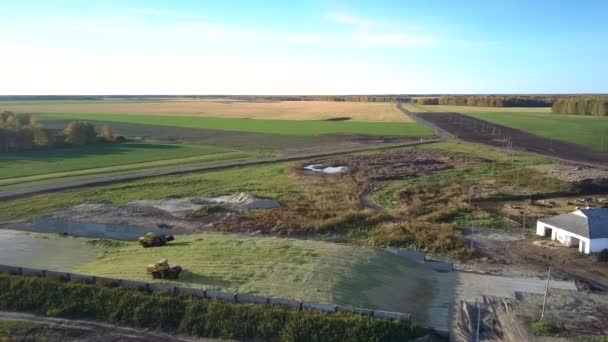 Vista aérea ensilagem colheitadeiras tamp silo pit perto da fazenda — Vídeo de Stock