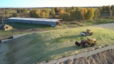 hava görünümü buldozerler büyük çukur yığını üzerinde tamp silaj