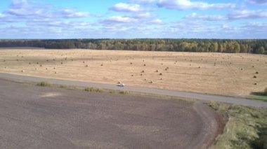 üst görünüm araba alanları ve kız yürüyüşleri arasında yolda duruyor