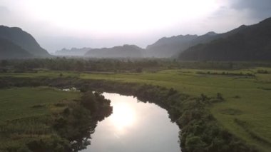 fıstık tarlalarına karşı sakin nehirde yansıyan parlak güneş