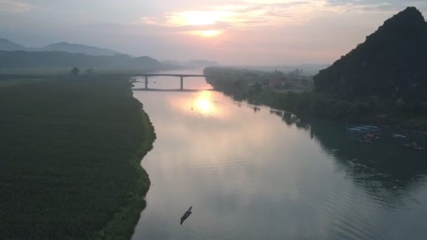 広い穏やかな熱帯の川の上に素晴らしい夕日のパノラマ — ストック動画