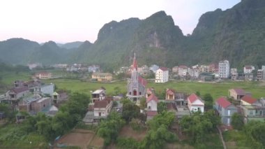 küçük kasaba güzel evler ve kilise güzel satırlar
