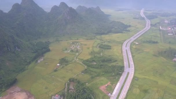 Uzun asfalt yol alanları ve köy ile vadi geçer — Stok video