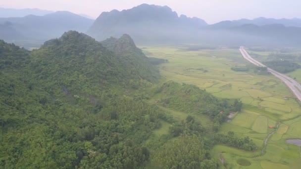 Chaînes de collines couvertes de brouillard gris contre vallée illimitée — Video