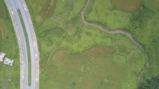 Bella valle attraversata da lunga strada asfaltata e fiume azzurro — Video Stock