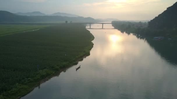무한한 녹색 필드를 따라 아름다운 넓은 강이 흐릅니다. — 비디오