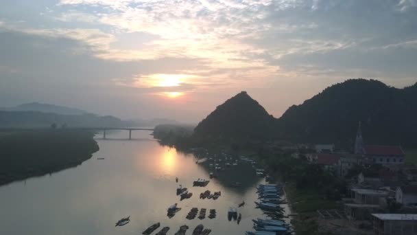 Flycam flyttar till Amazing Sunset reflektion i Calm River — Stockvideo