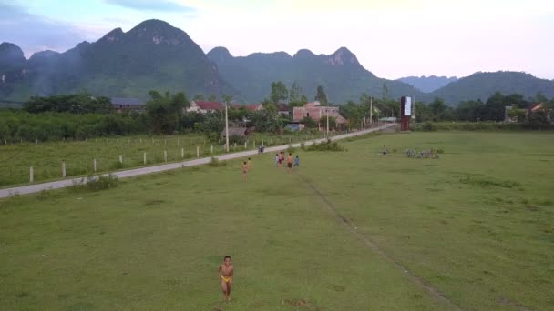 Kinderen spelen voetbal in Green Valley met behulp van selfmade Gate — Stockvideo