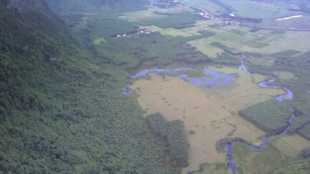 Rivière bleue traverse vallée précise près de haute montagne — Video